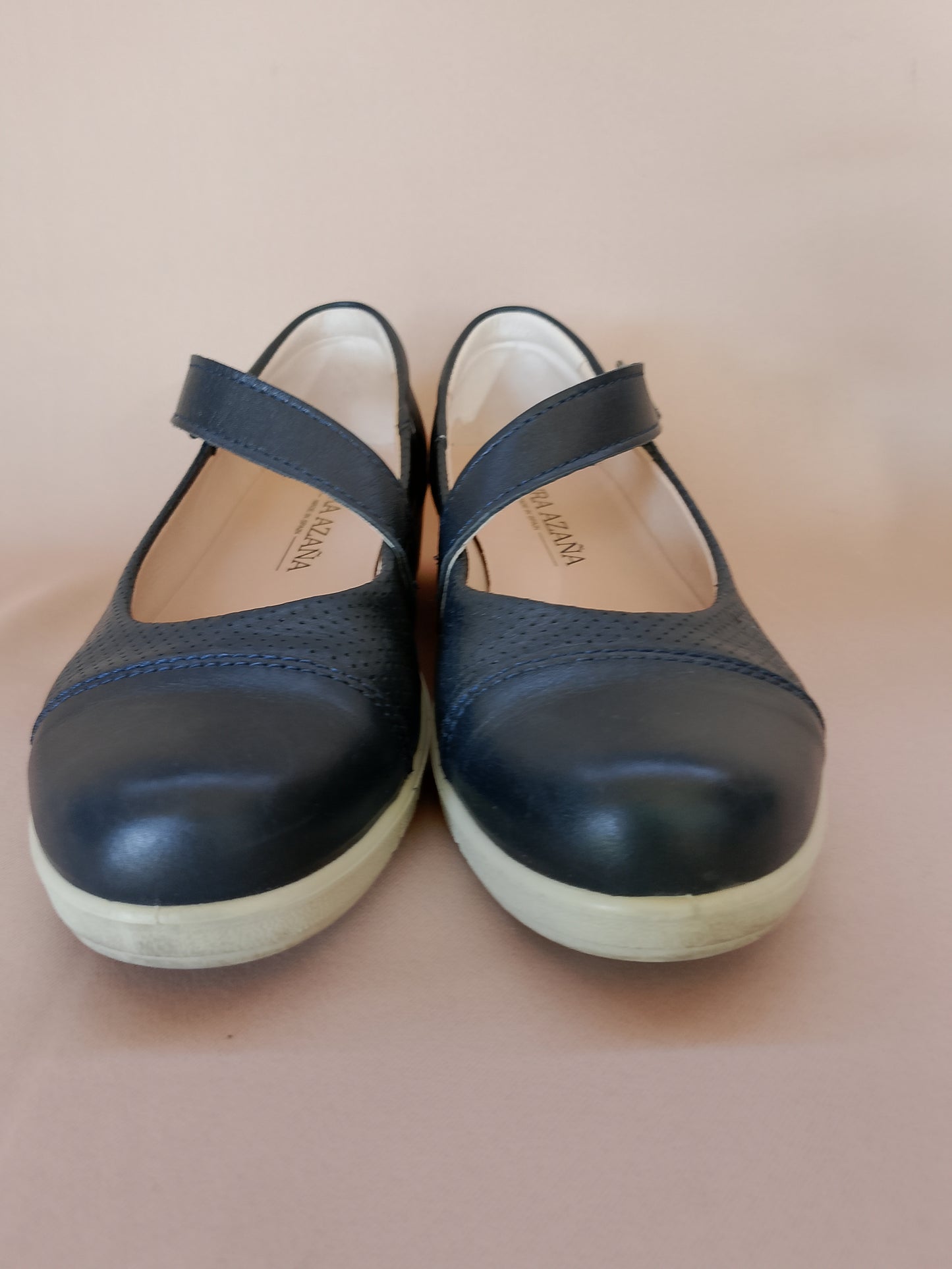 Pantofi Dama Laura Azan Tip Mary Jane, Bleumarin, din Piele cu Perforații - Fabricat în Spania. Marime 41.