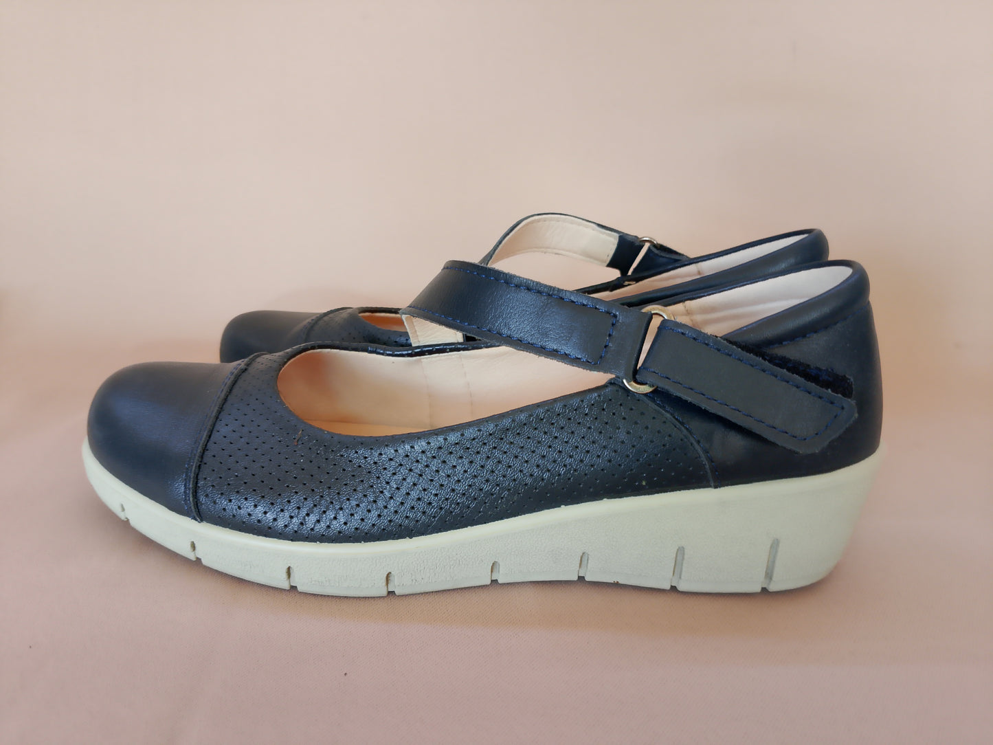 Pantofi Dama Laura Azan Tip Mary Jane, Bleumarin, din Piele cu Perforații - Fabricat în Spania. Marime 41.