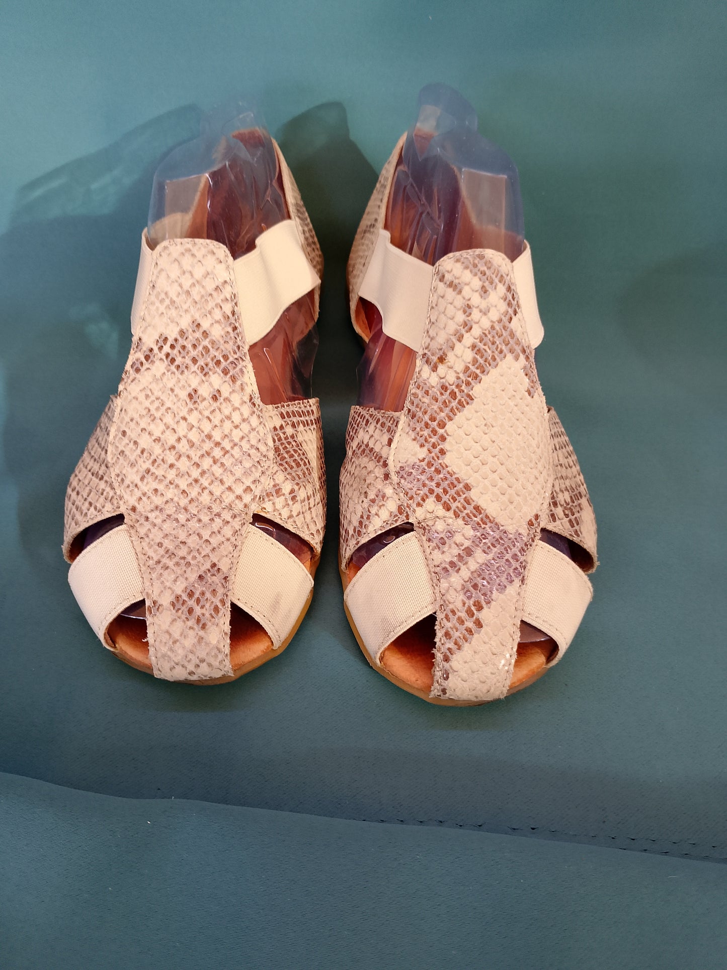 Sandale Dama Bej/Maro cu Imprimeu Piele de Șarpe, cu Elastic - Eleganță Exotică. Marime 40.