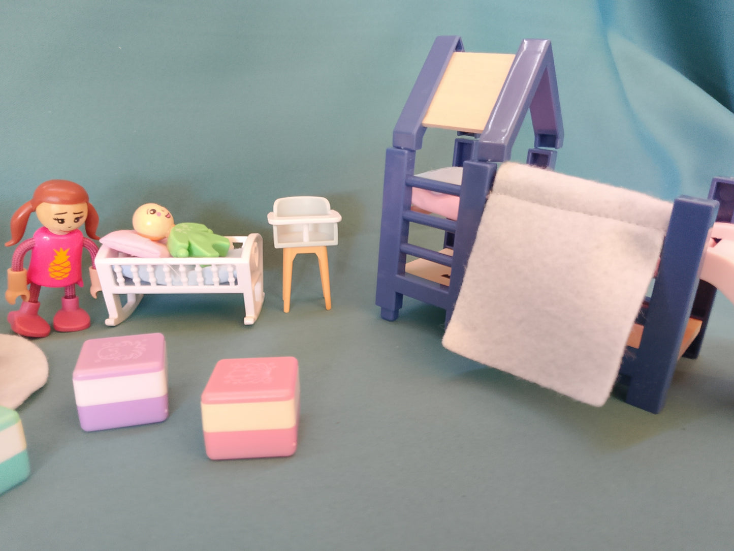 Set Playmobil "Grijă de Bebelus": Aventuri în Miniatură!