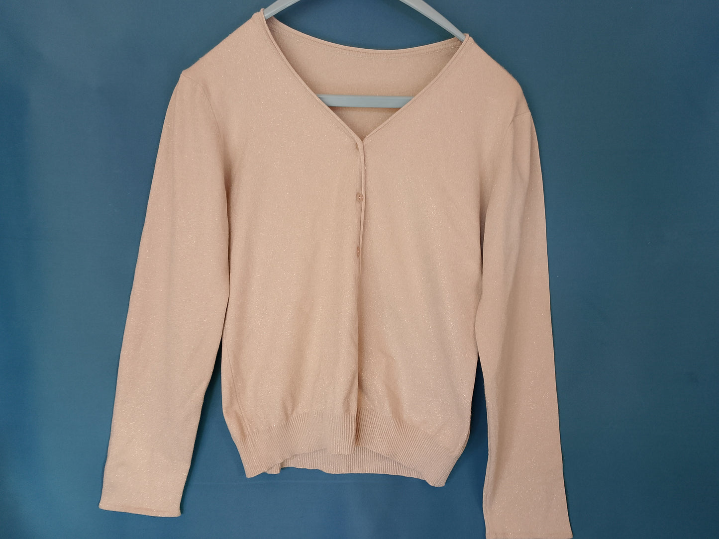 Eleganță Discretă: Cardigan Lejer cu Sclipiri Fine pentru Orice Ocazie!