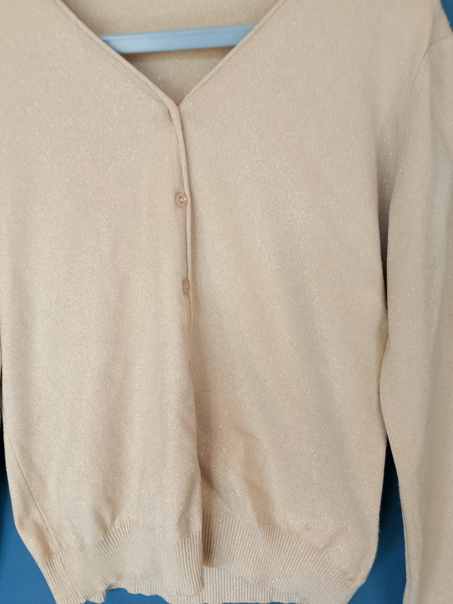 Eleganță Discretă: Cardigan Lejer cu Sclipiri Fine pentru Orice Ocazie!