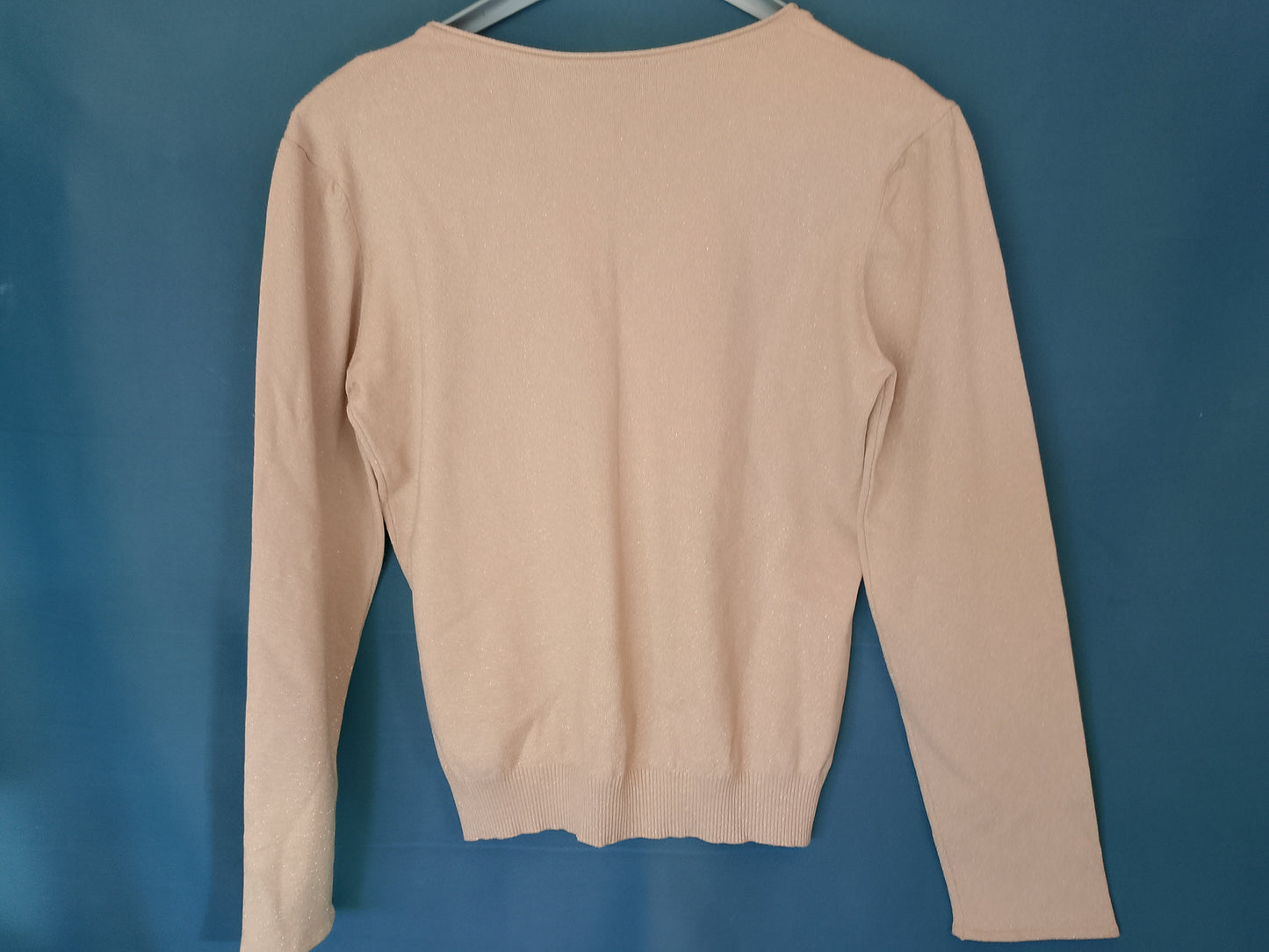 Eleganță Discretă: Cardigan Lejer cu Sclipiri Fine pentru Orice Ocazie!