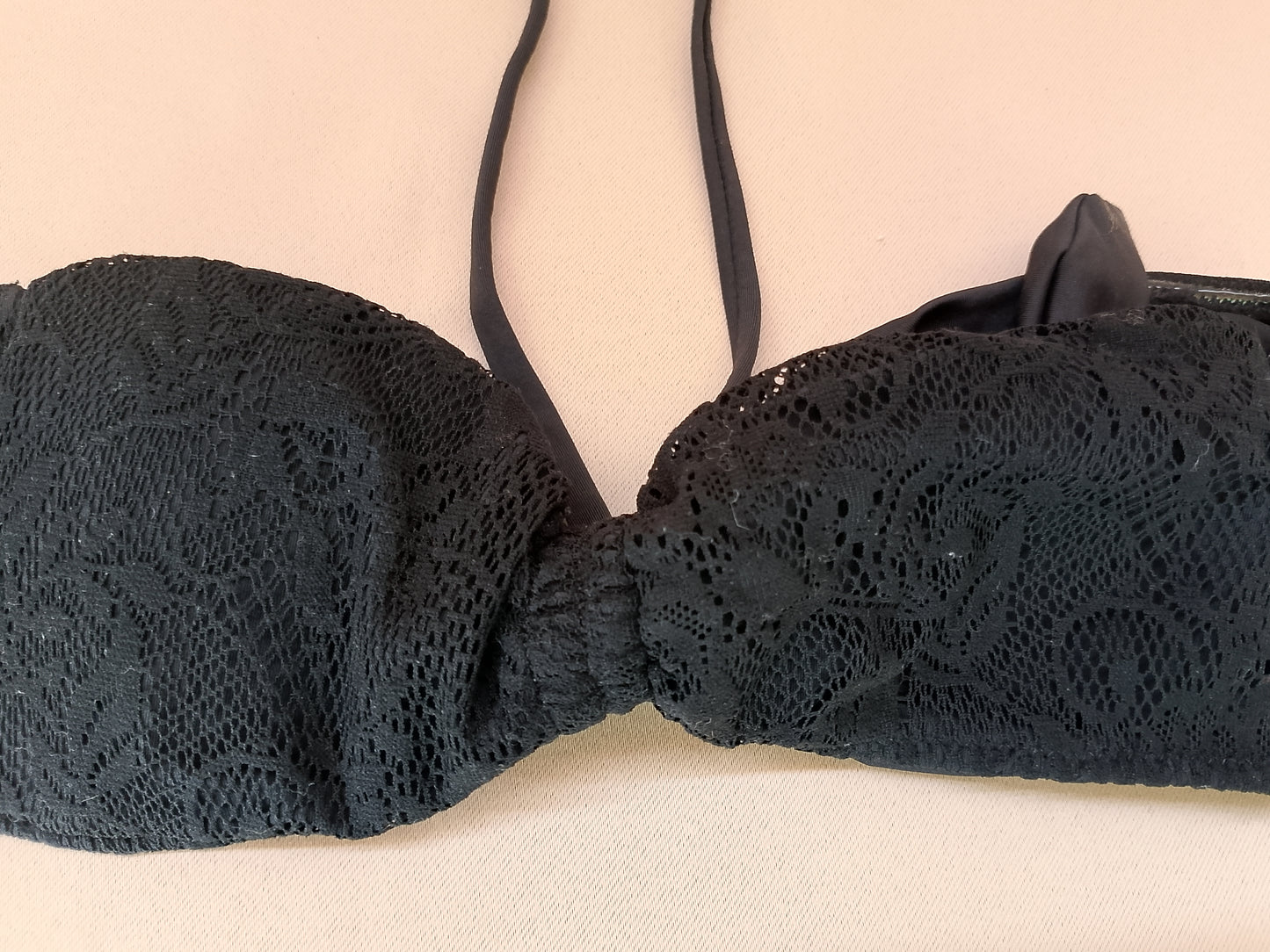 Eleganță la Plajă: Sutien de Baie Negru din Dantelă – Perfect pentru un Look Chic de Vară!