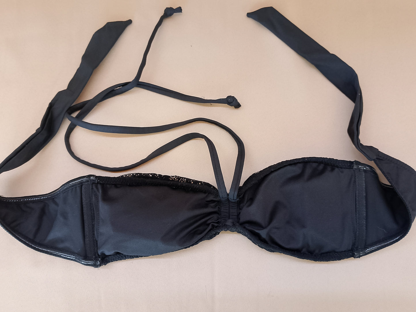 Eleganță la Plajă: Sutien de Baie Negru din Dantelă – Perfect pentru un Look Chic de Vară!