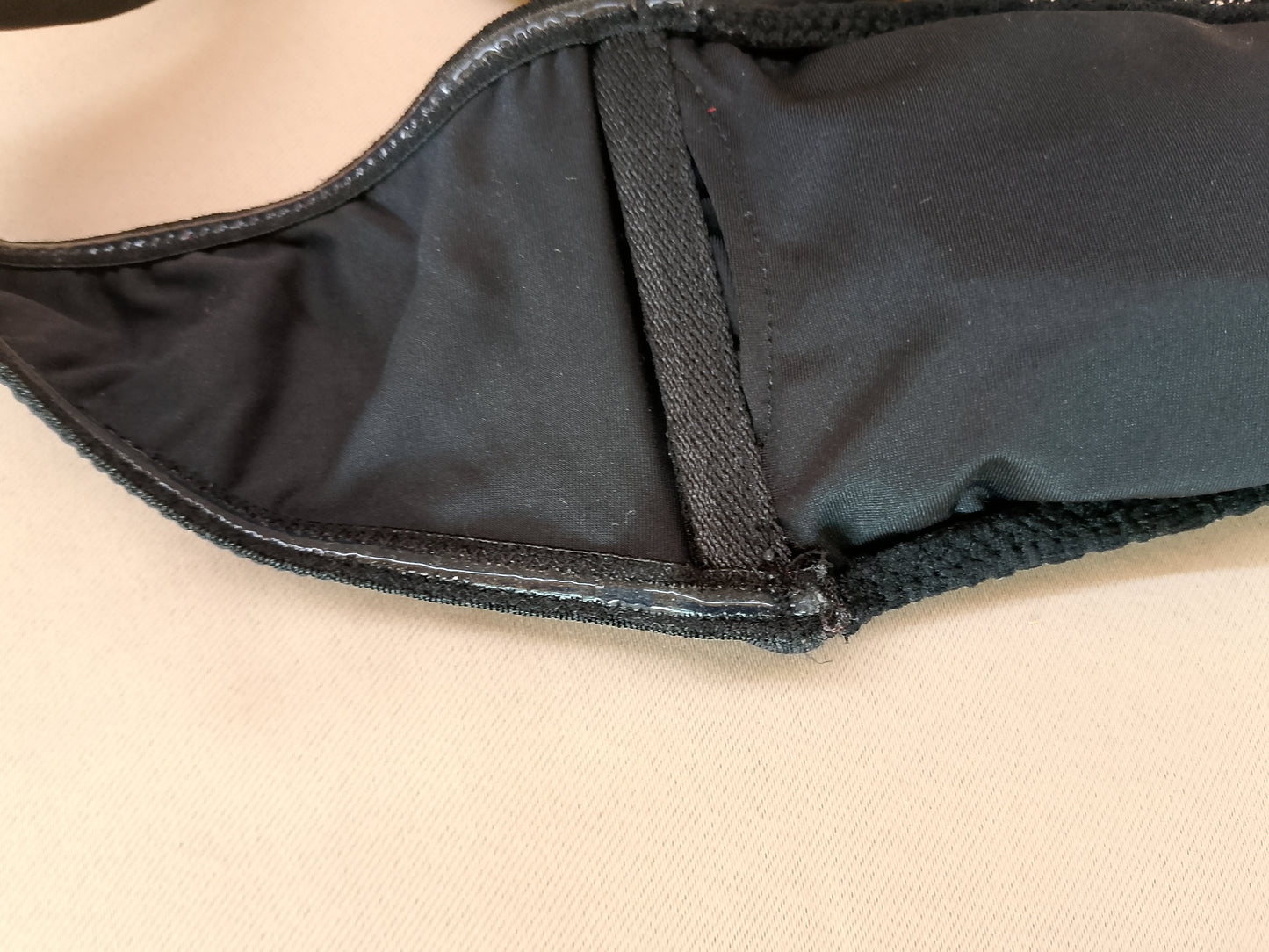 Eleganță la Plajă: Sutien de Baie Negru din Dantelă – Perfect pentru un Look Chic de Vară!
