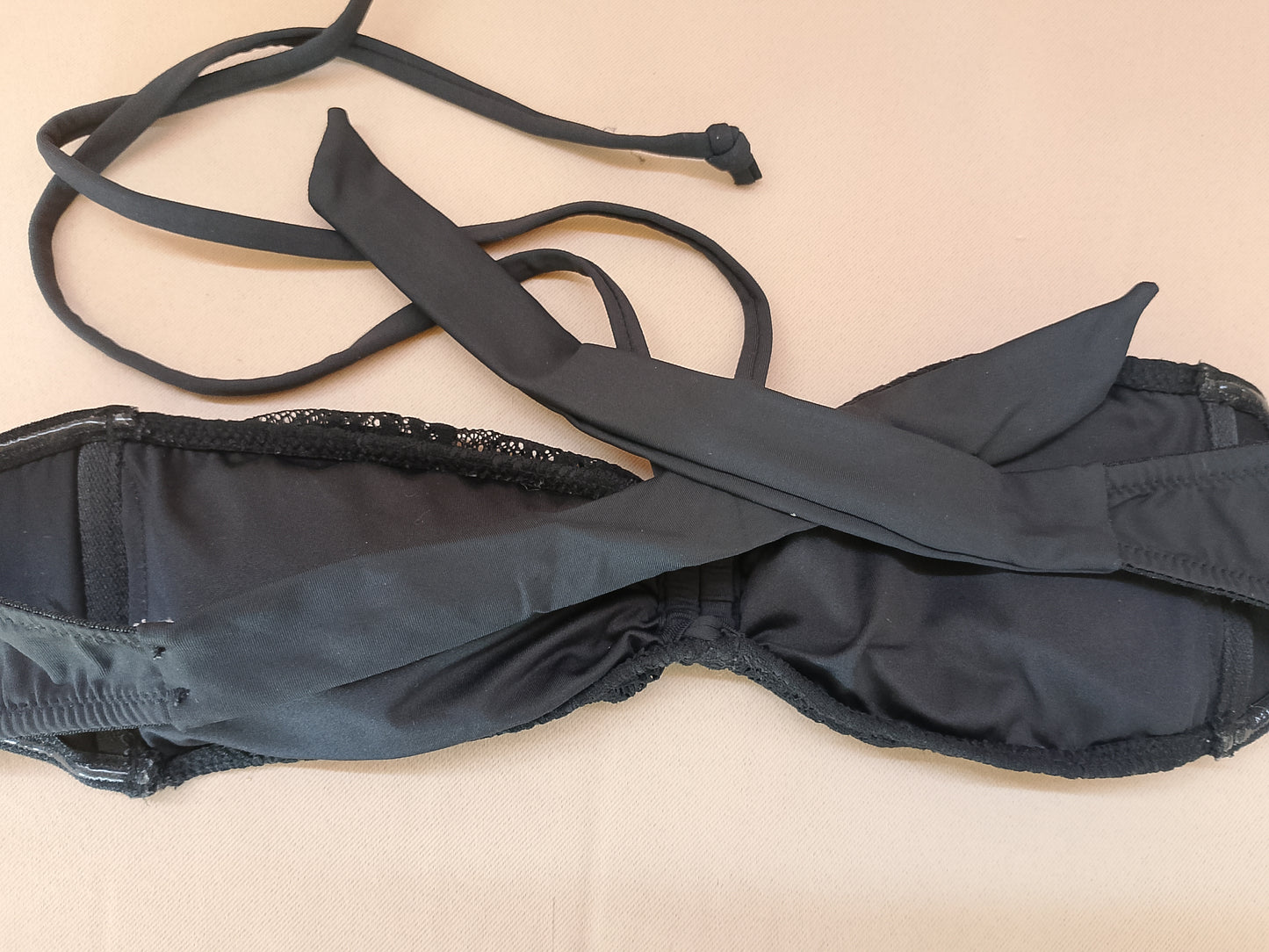 Eleganță la Plajă: Sutien de Baie Negru din Dantelă – Perfect pentru un Look Chic de Vară!