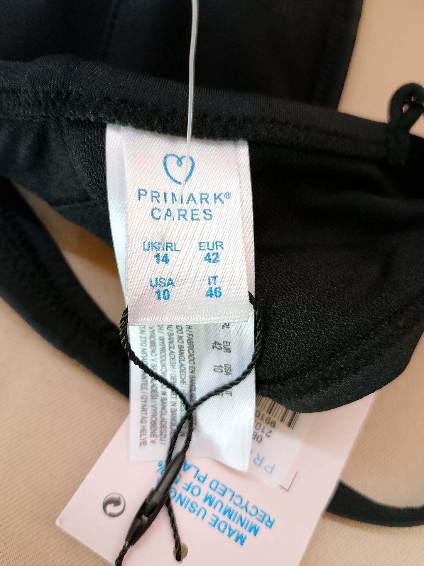 Stil Modern și Sustenabil: Top de Costum de Baie Primark (Reciclat) cu Fermoar! Marime 42.