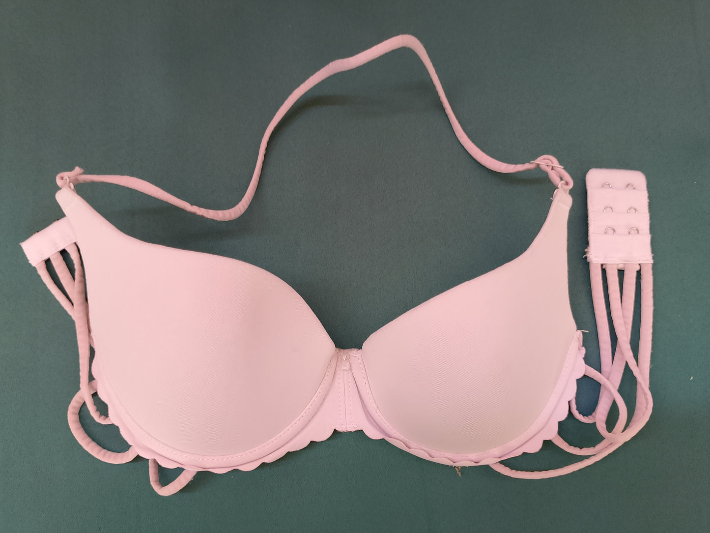 Dantelă Modernă: Sutien Roz Pal cu Dungi Decorative – Eleganță Unică!