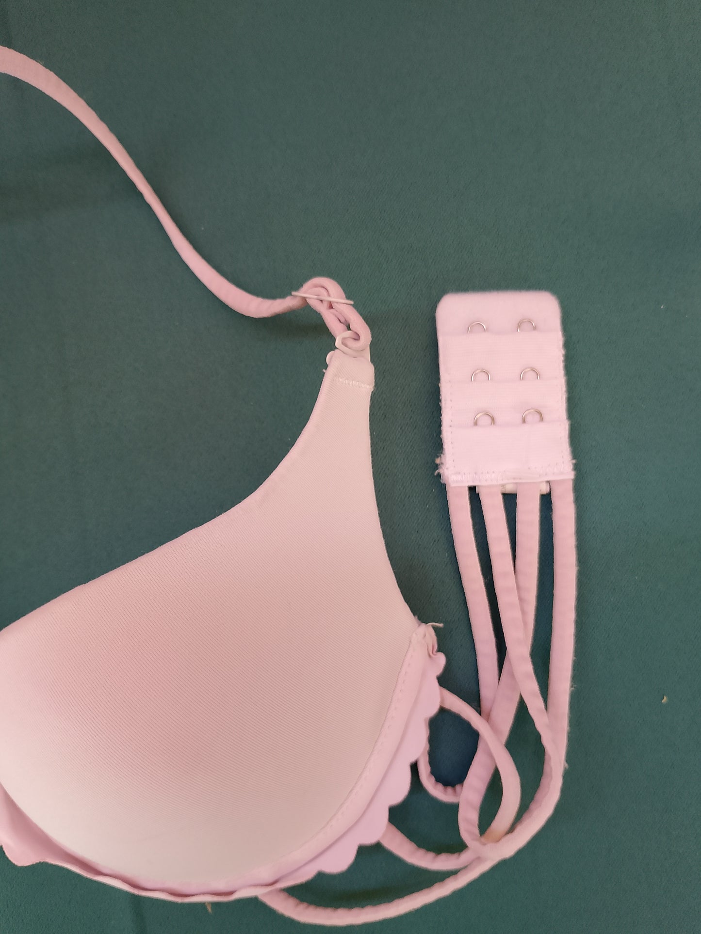 Dantelă Modernă: Sutien Roz Pal cu Dungi Decorative – Eleganță Unică!