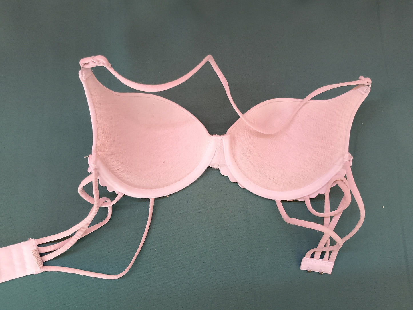 Dantelă Modernă: Sutien Roz Pal cu Dungi Decorative – Eleganță Unică!