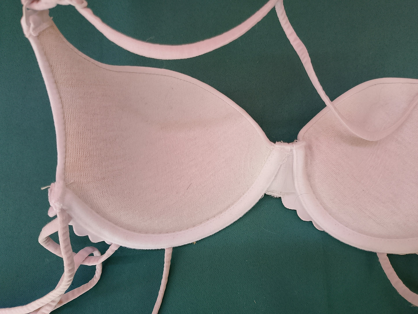 Dantelă Modernă: Sutien Roz Pal cu Dungi Decorative – Eleganță Unică!