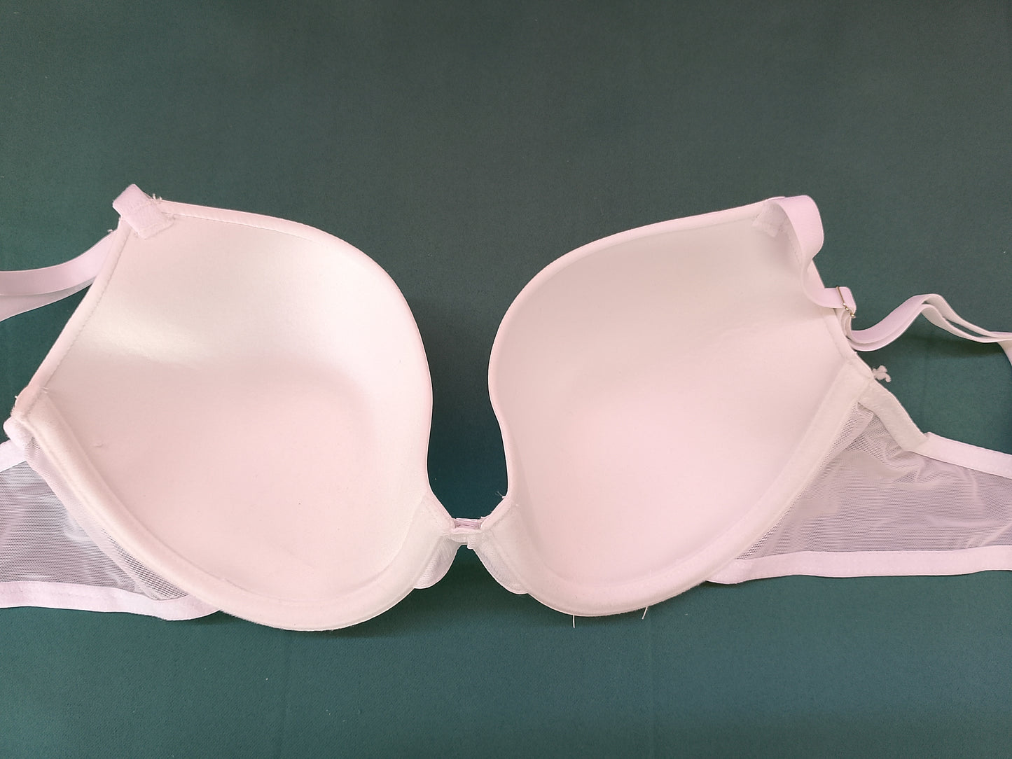 Modern și Confortabil: Sutien Alb Primark cu Design Minimalist și Suport Lateral! 75 D.