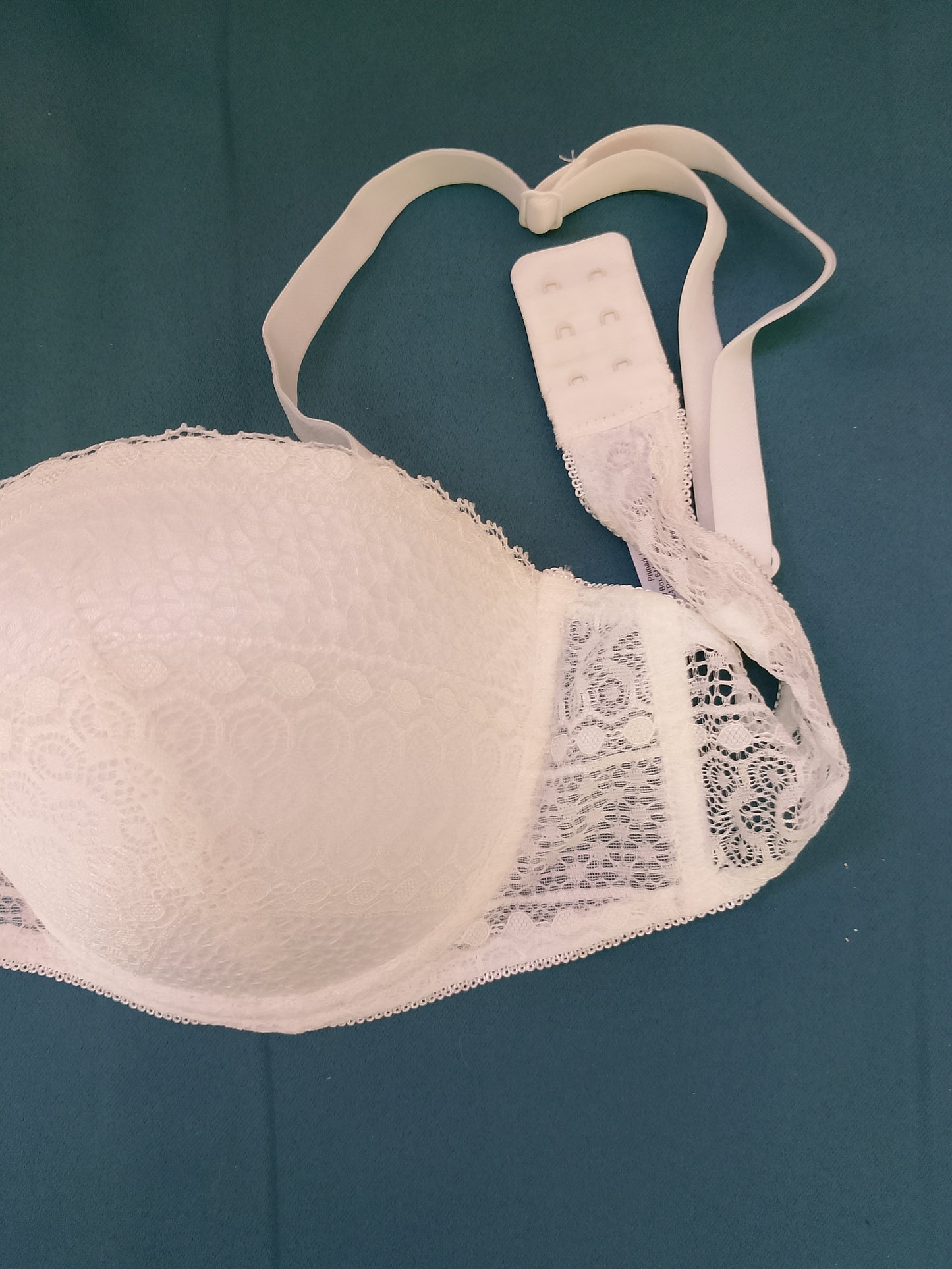 Farmec Romantic: Sutien Alb Primark cu Dantelă Perforată – Eleganță Delicată! 80 D