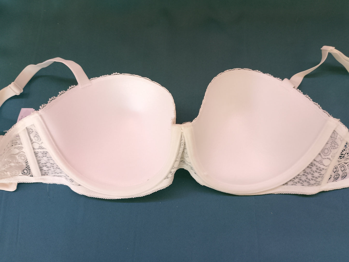 Farmec Romantic: Sutien Alb Primark cu Dantelă Perforată – Eleganță Delicată! 80 D