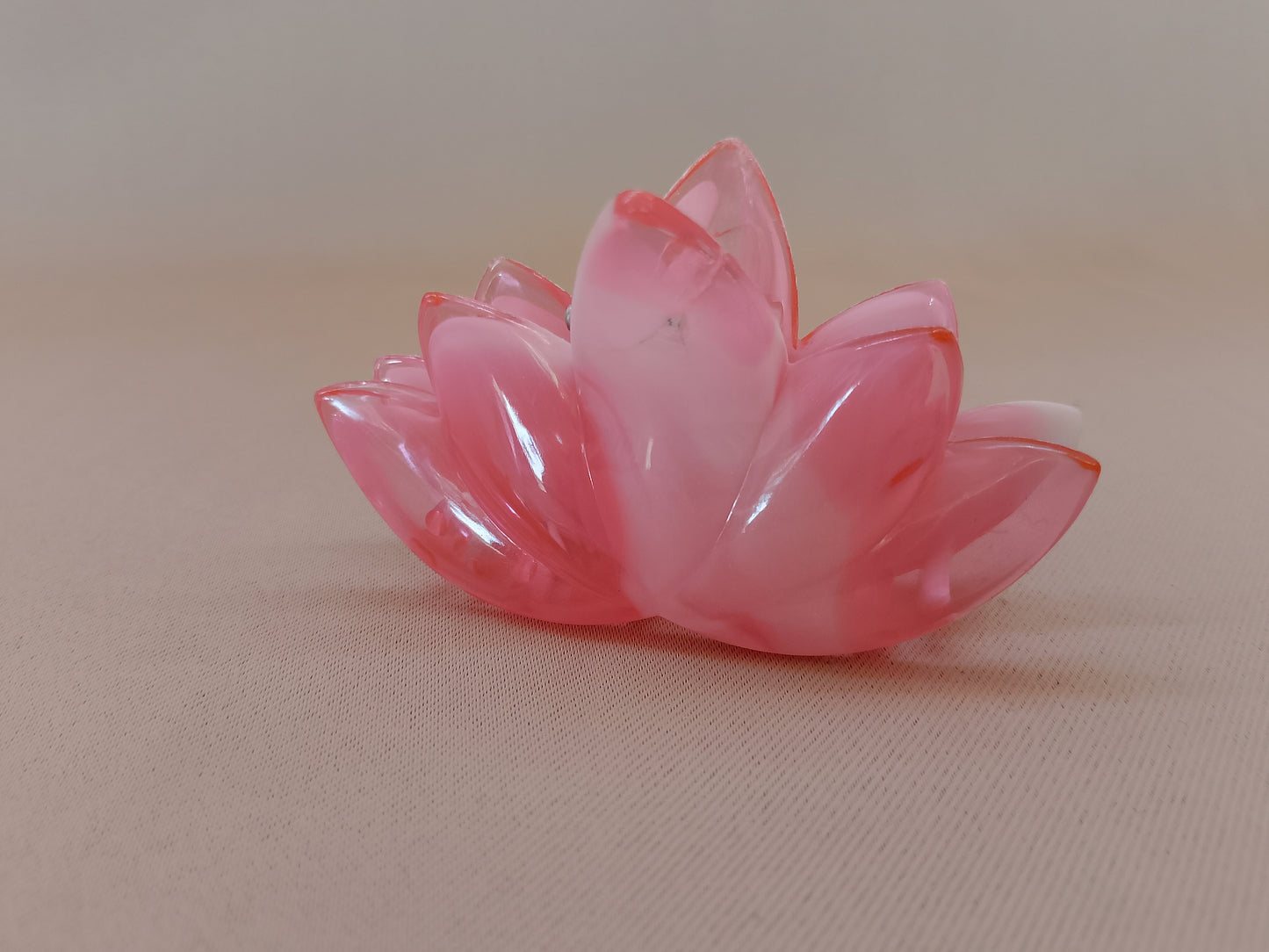 Eleganță Lotus: Agrafa de Păr Roz cu Design Floral – Unică!
