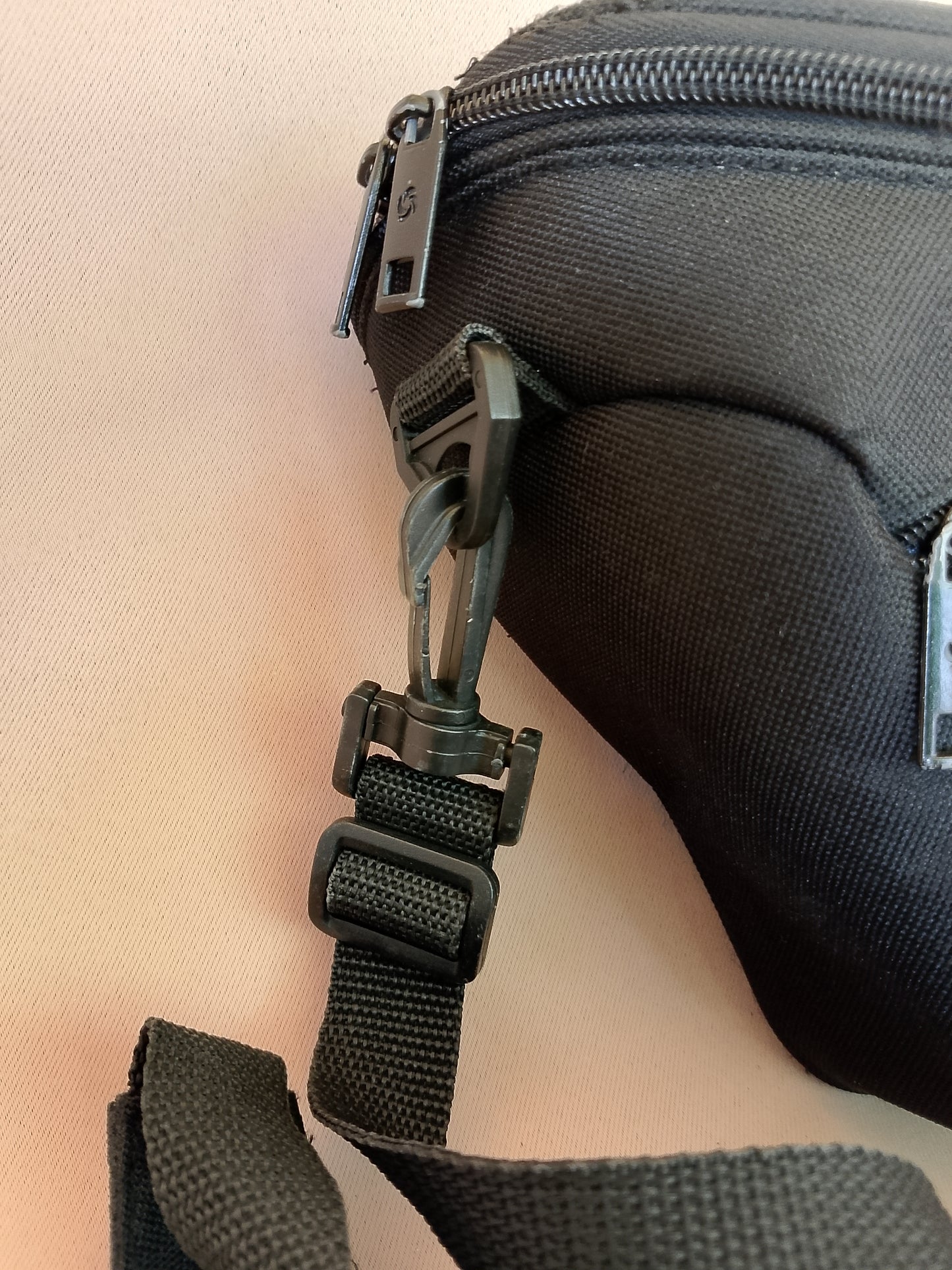 Geantă Foto Compactă Samsonite – Protecție Fiabilă pentru Aparatul Tău!