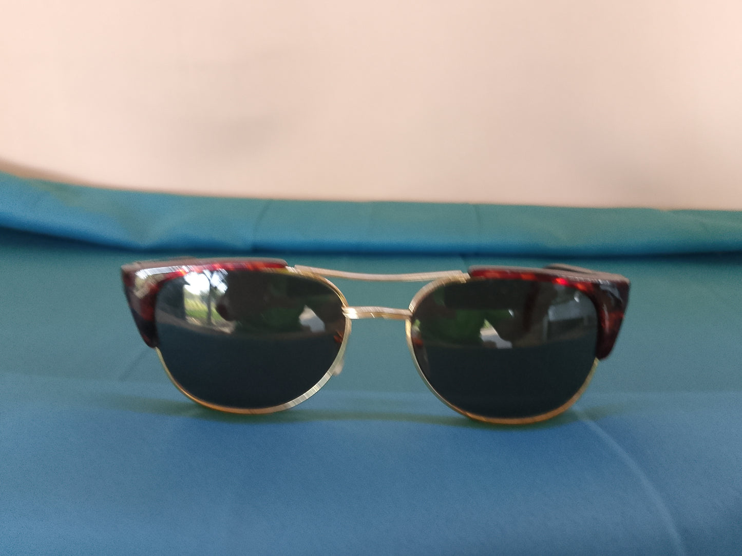 Ochelari de soare eleganți, cu ramă aurie și brațe cu model animal print