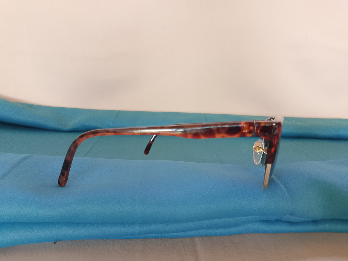 Ochelari de soare eleganți, cu ramă aurie și brațe cu model animal print