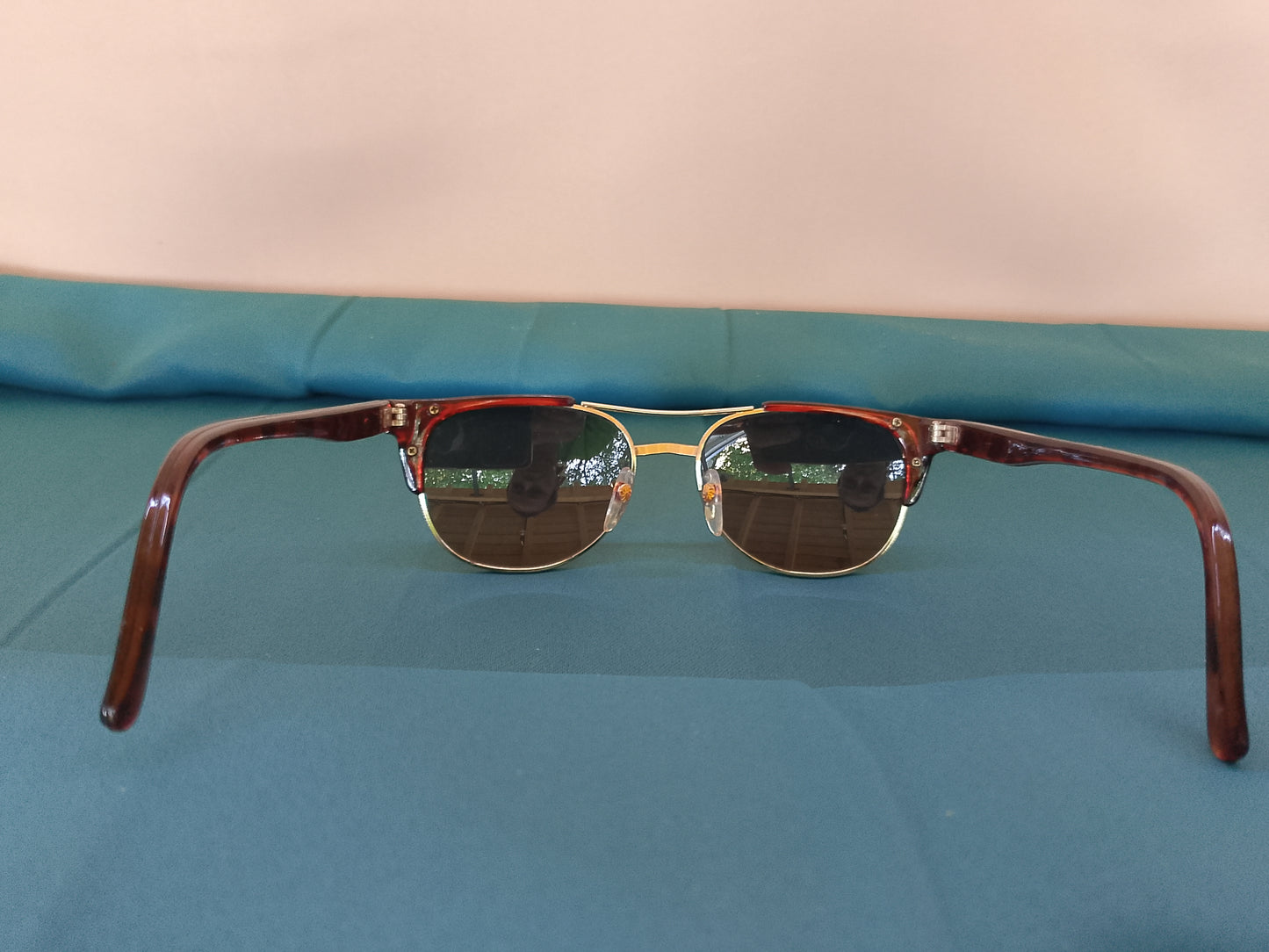 Ochelari de soare eleganți, cu ramă aurie și brațe cu model animal print