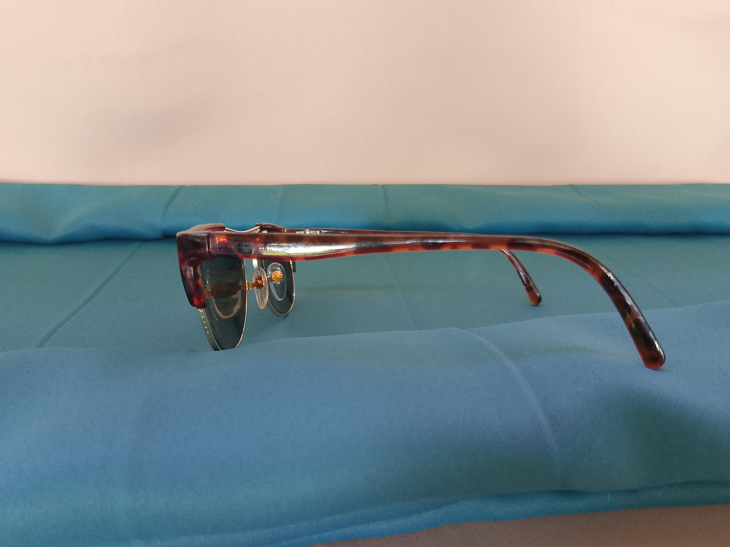Ochelari de soare eleganți, cu ramă aurie și brațe cu model animal print