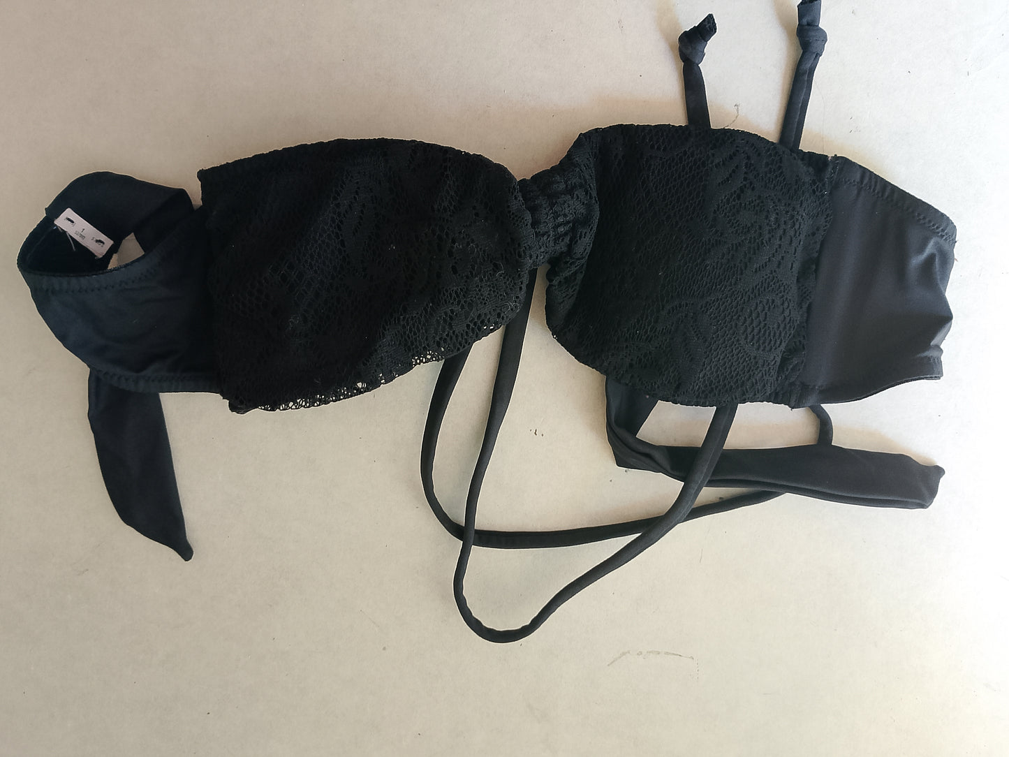Eleganță la Plajă: Sutien de Baie Negru din Dantelă – Perfect pentru un Look Chic de Vară!
