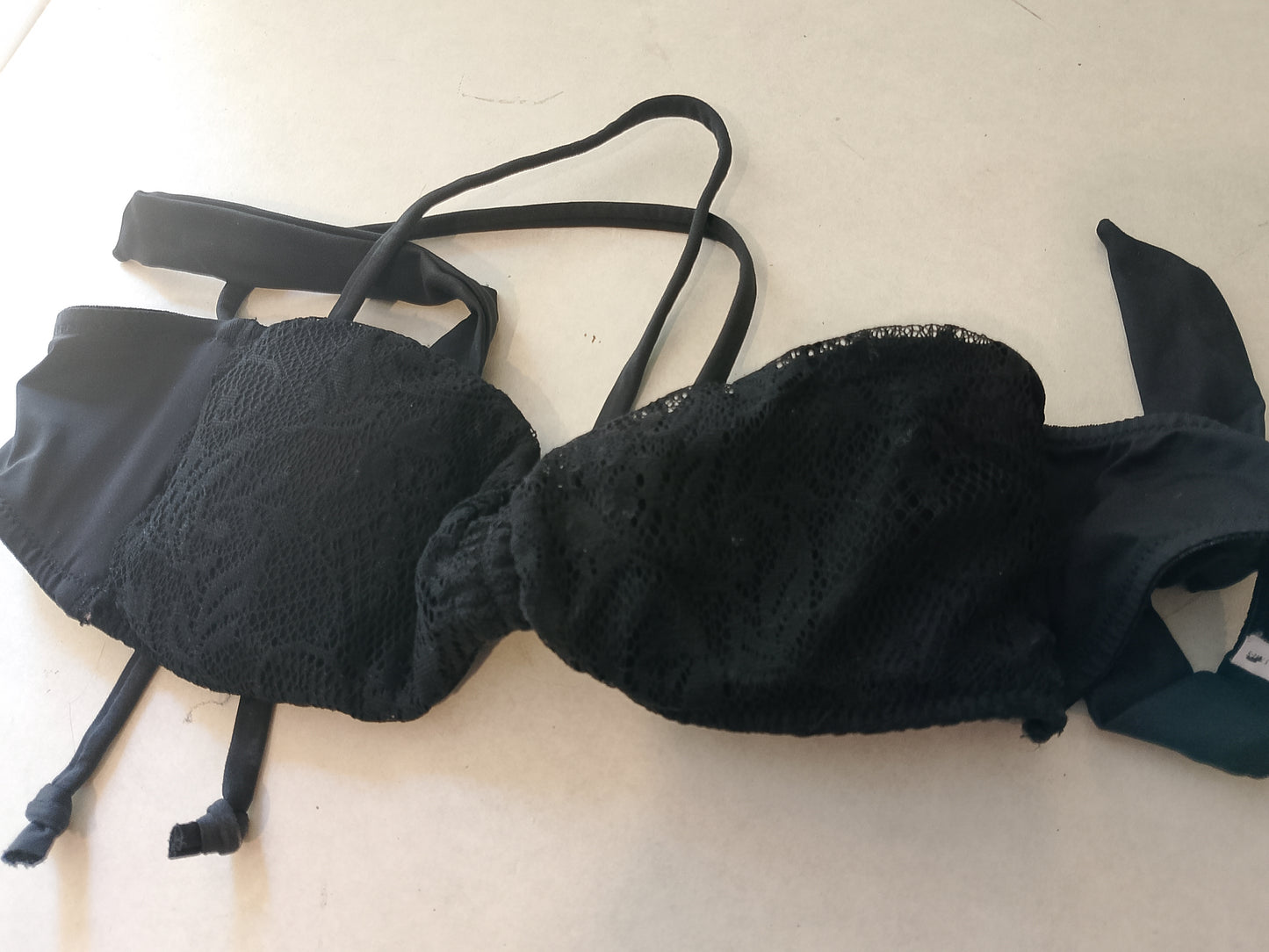 Eleganță la Plajă: Sutien de Baie Negru din Dantelă – Perfect pentru un Look Chic de Vară!