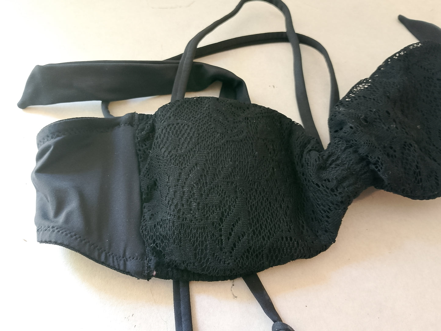 Eleganță la Plajă: Sutien de Baie Negru din Dantelă – Perfect pentru un Look Chic de Vară!