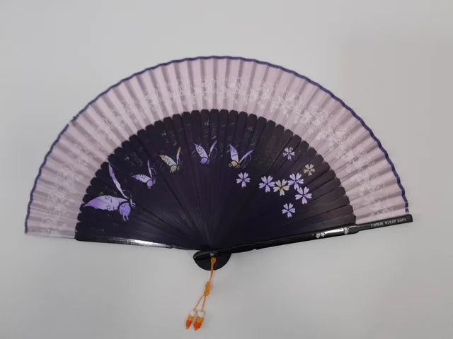 Evantai mov. Design fluturi si flori.