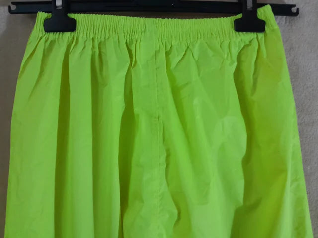 Pantaloni impermeabili reflectorizanti. Noi fara eticheta. Talie 30/ 51 cm.