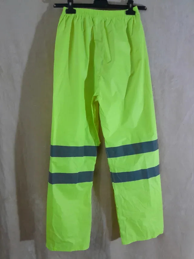 Pantaloni impermeabili reflectorizanti. Noi fara eticheta. Talie 30/ 51 cm.