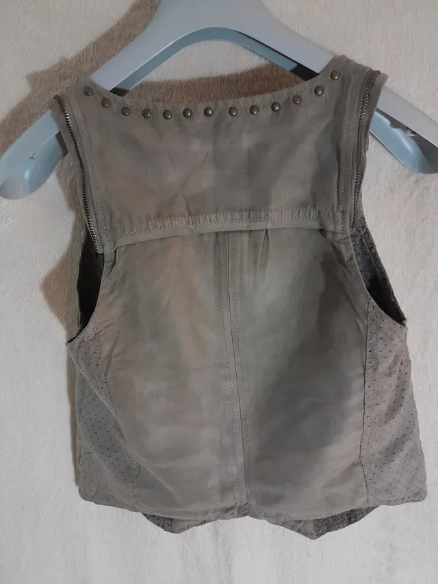 Vesta Bershka. Marime S. Piele intoarsa.