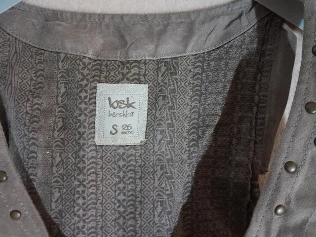 Vesta Bershka. Marime S. Piele intoarsa.