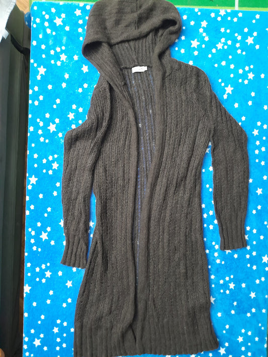 Cardigan lung tricotat cu glugă – confort și stil în orice sezon!