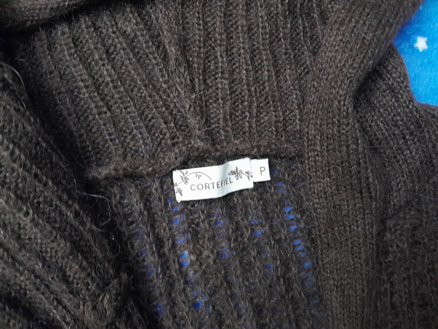 Cardigan lung tricotat cu glugă – confort și stil în orice sezon!