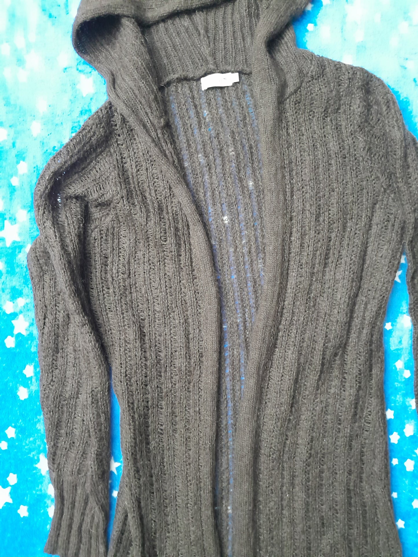 Cardigan lung tricotat cu glugă – confort și stil în orice sezon!