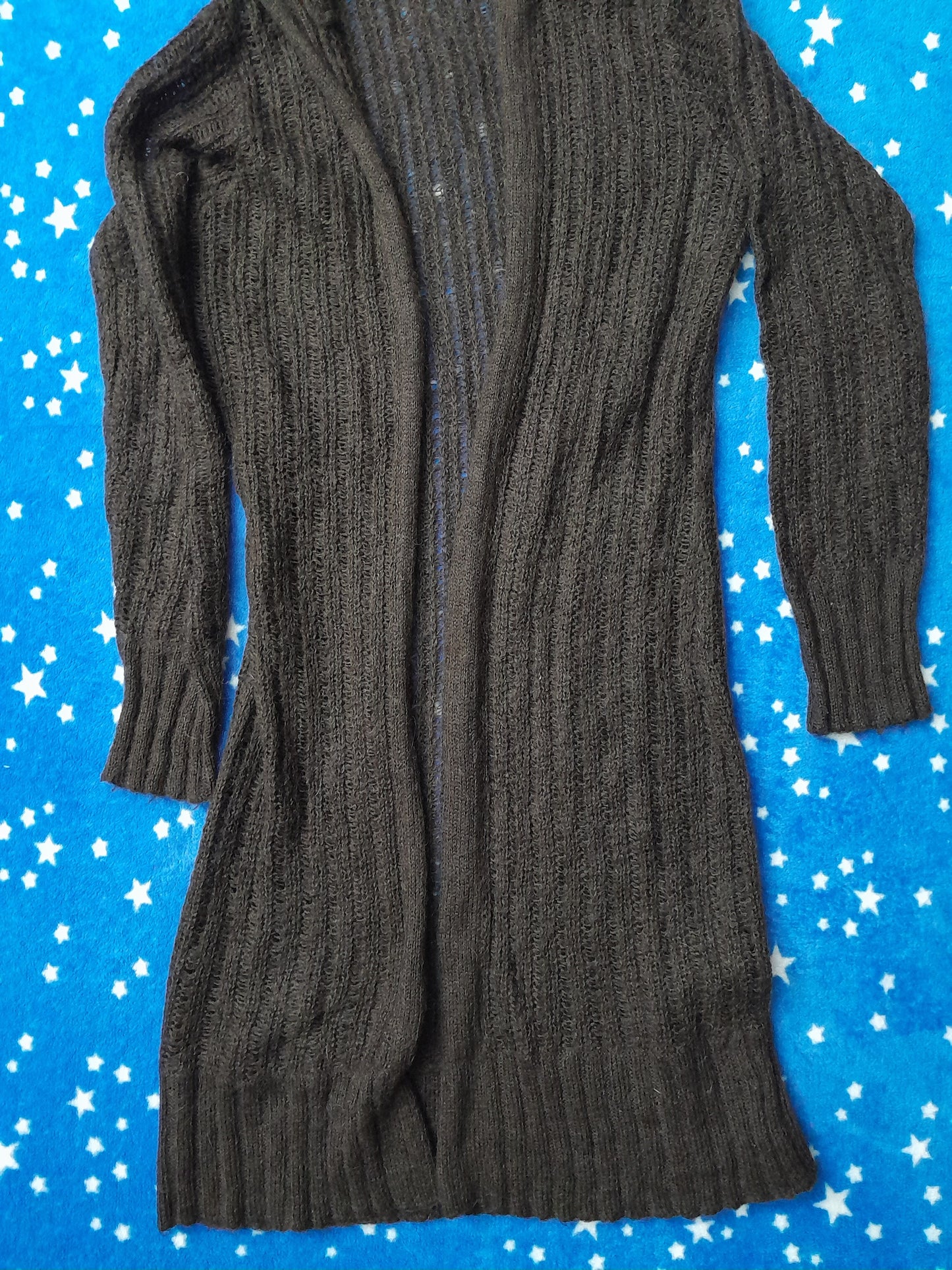 Cardigan lung tricotat cu glugă – confort și stil în orice sezon!