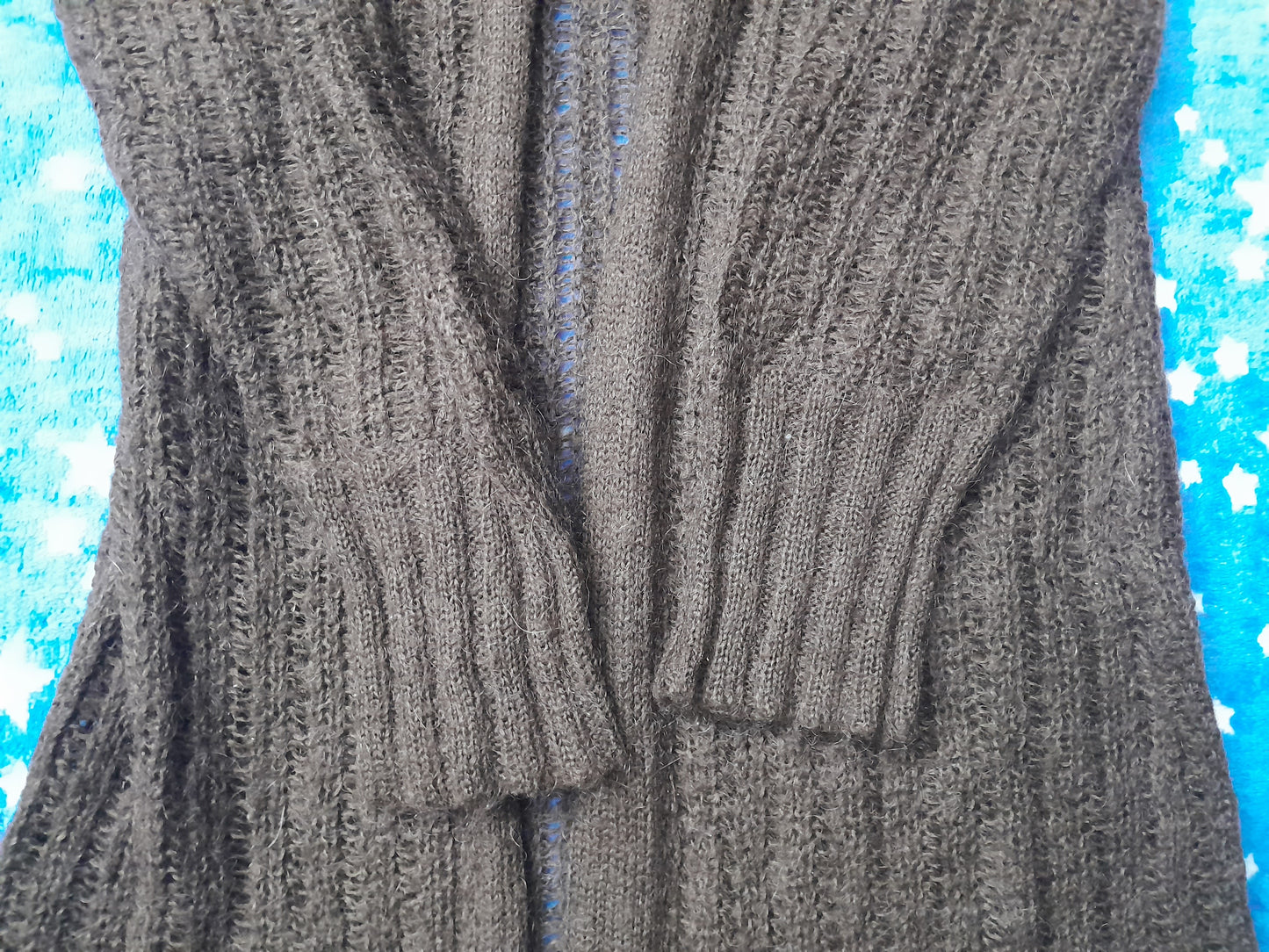 Cardigan lung tricotat cu glugă – confort și stil în orice sezon!
