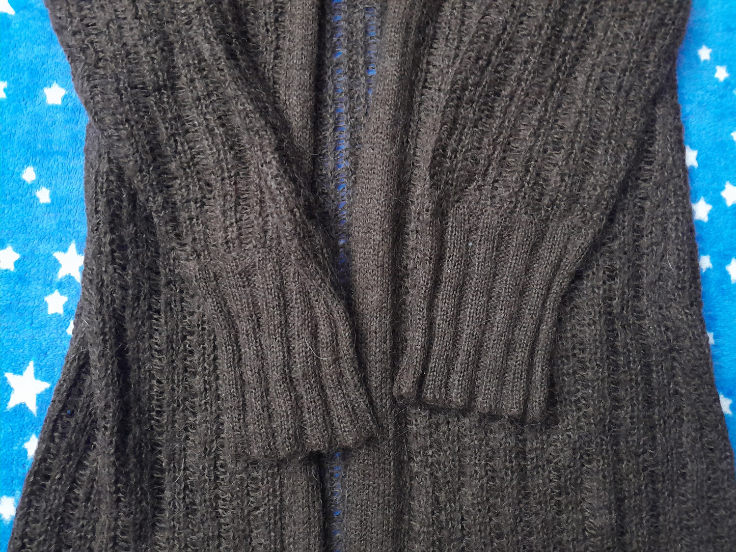 Cardigan lung tricotat cu glugă – confort și stil în orice sezon!