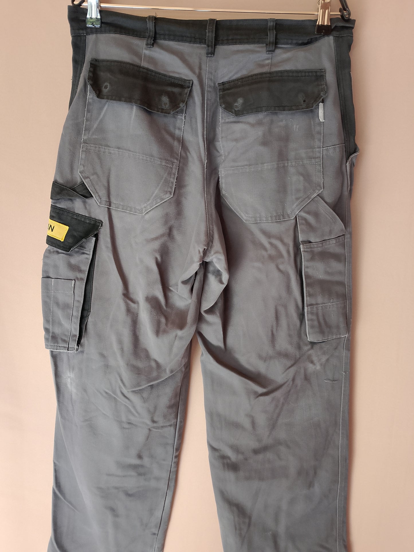 Pantaloni de Lucru Hurt - Stăpânește-ți Proiectele cu Un Echipament Testat!