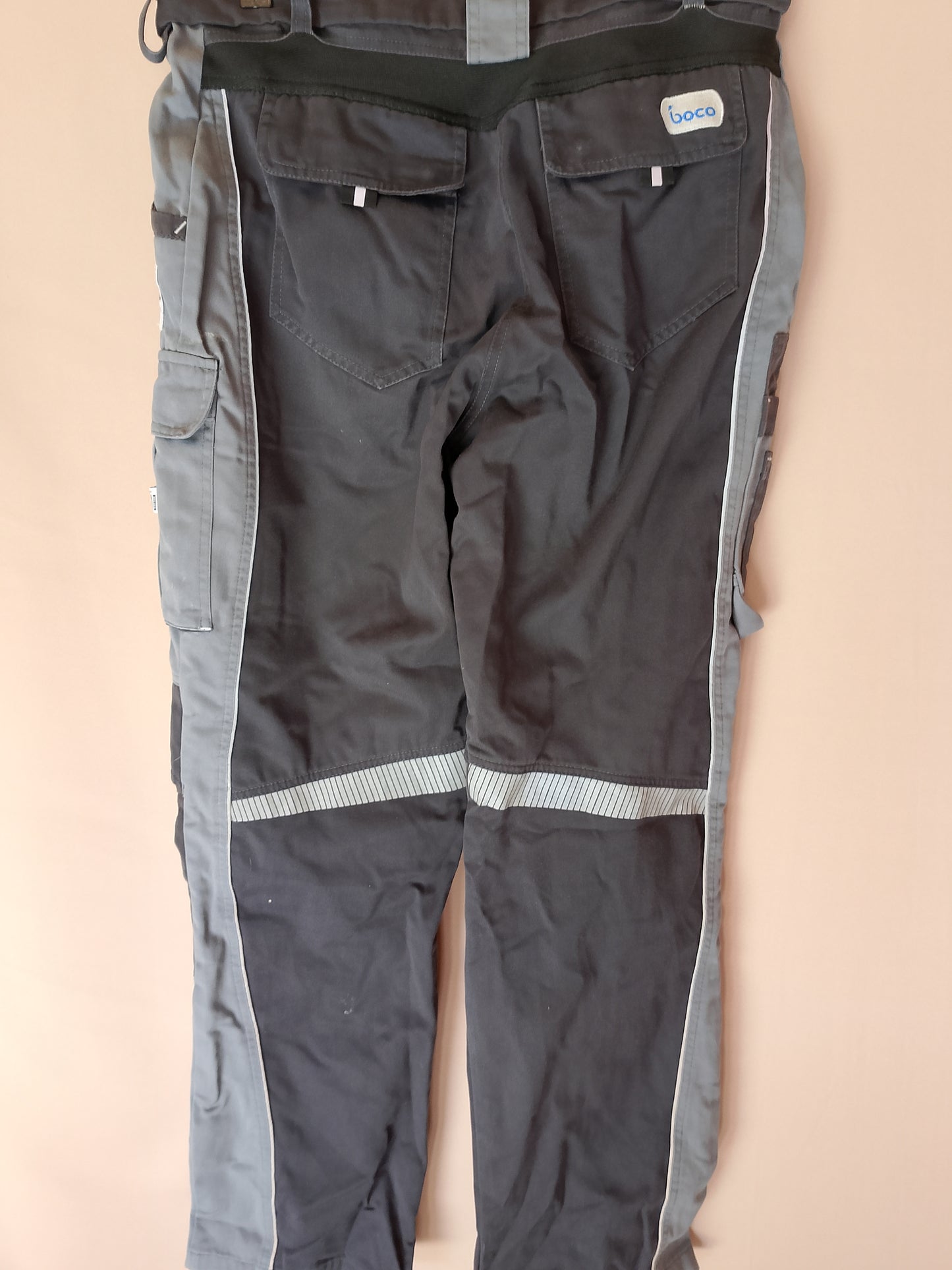 Bună! Iată descrierea pentru următorii pantaloni.  Pantaloni de Lucru Boco - Făcuți pentru Muncă Grea și Rezistență!. Marime 54