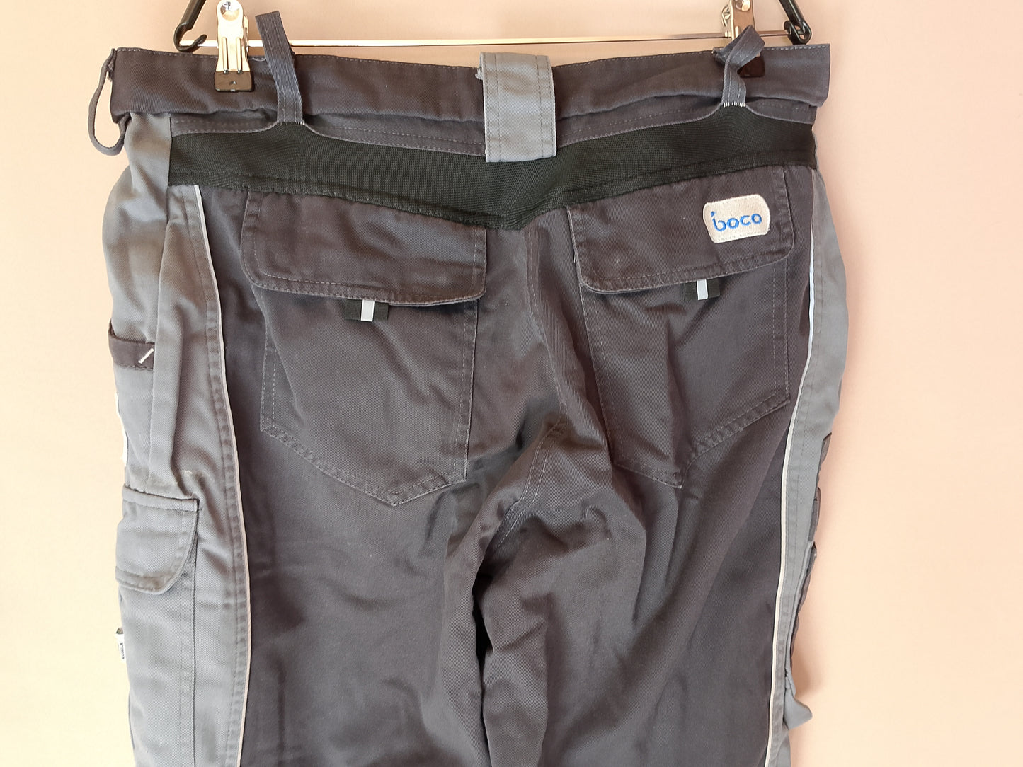 Bună! Iată descrierea pentru următorii pantaloni.  Pantaloni de Lucru Boco - Făcuți pentru Muncă Grea și Rezistență!. Marime 54