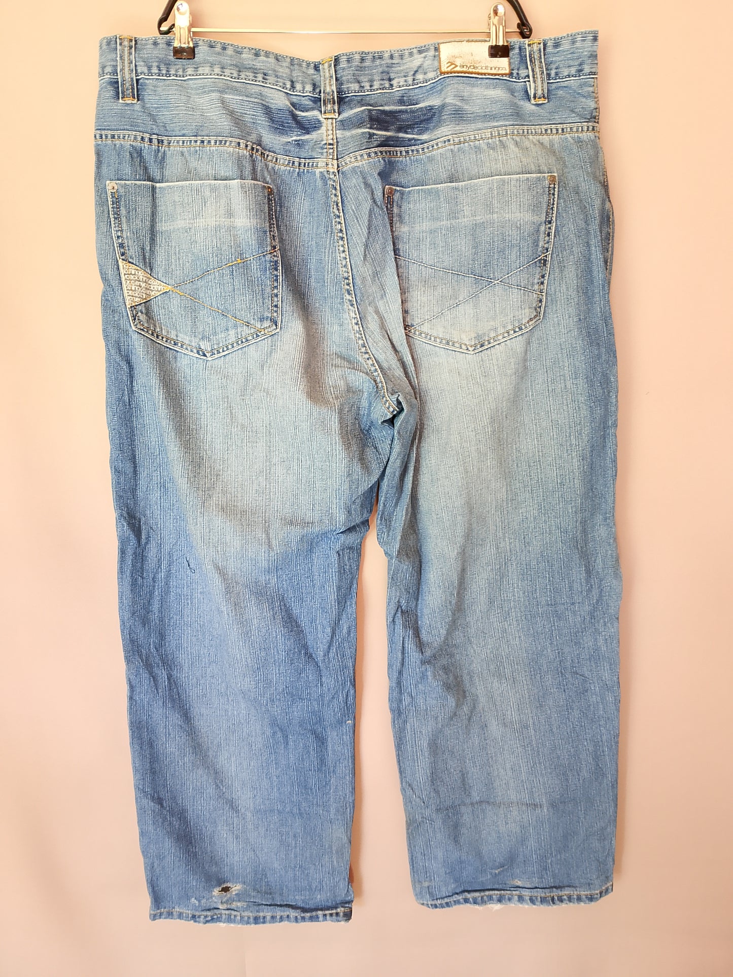 Jeans Capri de bărbați de la Cipo & Baxx - Stil urban și confort în zilele calde. Marime 42. Talie 52 cm.