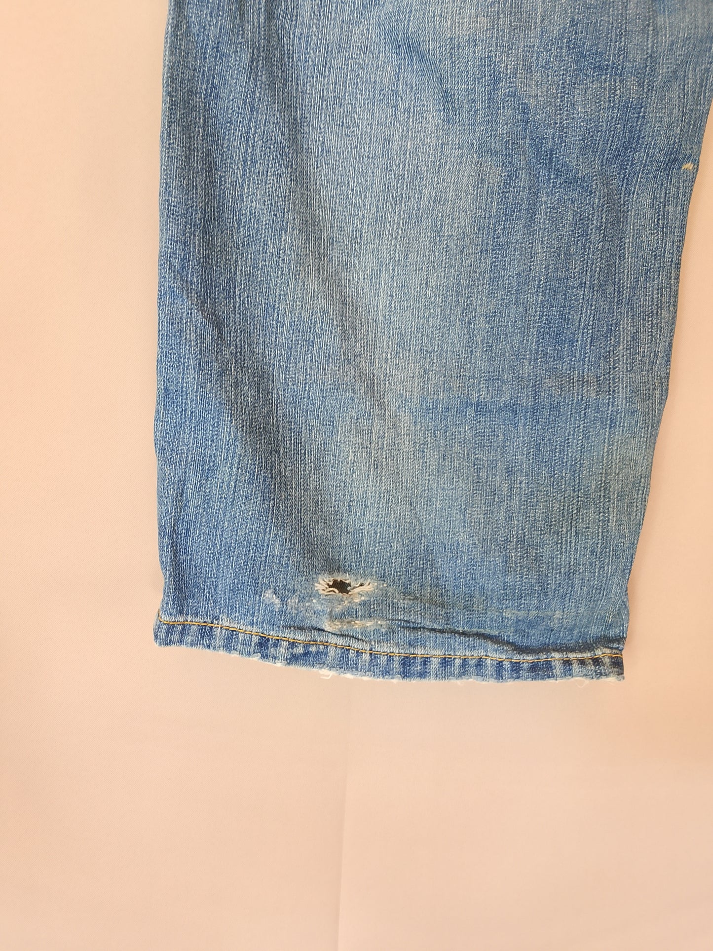 Jeans Capri de bărbați de la Cipo & Baxx - Stil urban și confort în zilele calde. Marime 42. Talie 52 cm.