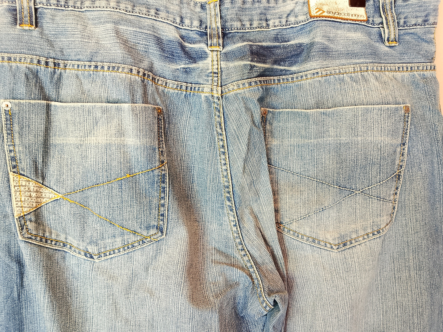 Jeans Capri de bărbați de la Cipo & Baxx - Stil urban și confort în zilele calde. Marime 42. Talie 52 cm.