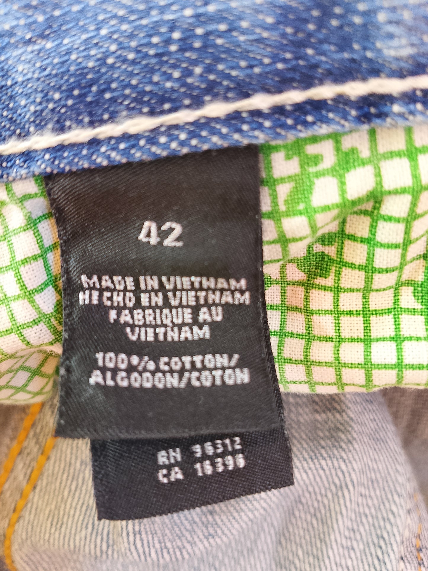 Jeans Capri de bărbați de la Cipo & Baxx - Stil urban și confort în zilele calde. Marime 42. Talie 52 cm.