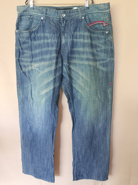 Blugi Rocawear, Stil Urban cu Cusături Roșii - Autenticitate și Stil!