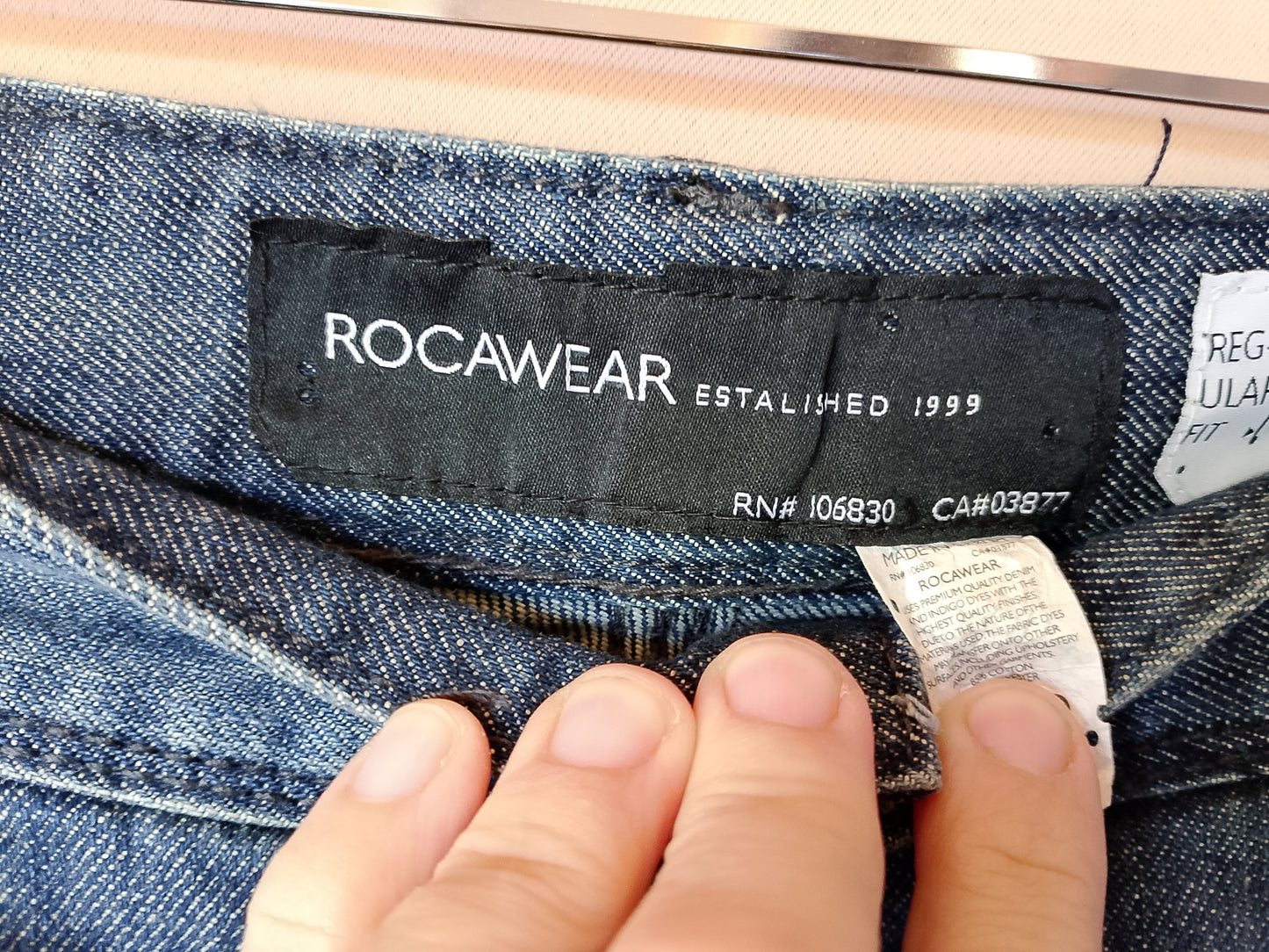 Blugi Rocawear, Stil Urban cu Cusături Roșii - Autenticitate și Stil!