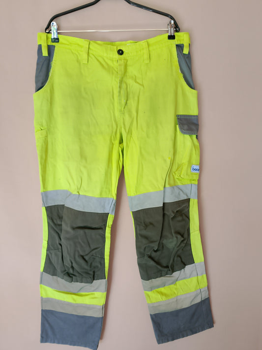 Pantaloni de lucru reflectorizanți Boco – siguranță și confort la locul de muncă. Moarime M.