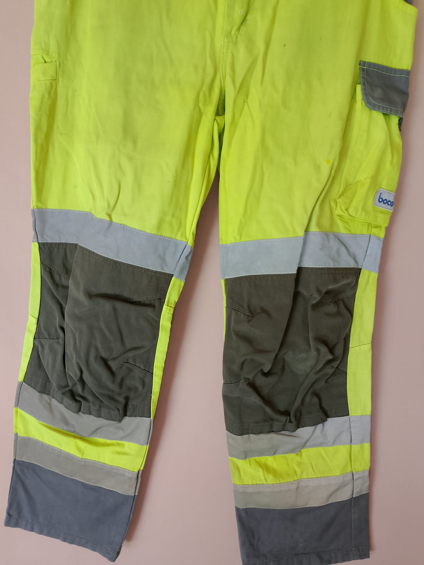 Pantaloni de lucru reflectorizanți Boco – siguranță și confort la locul de muncă. Moarime M.